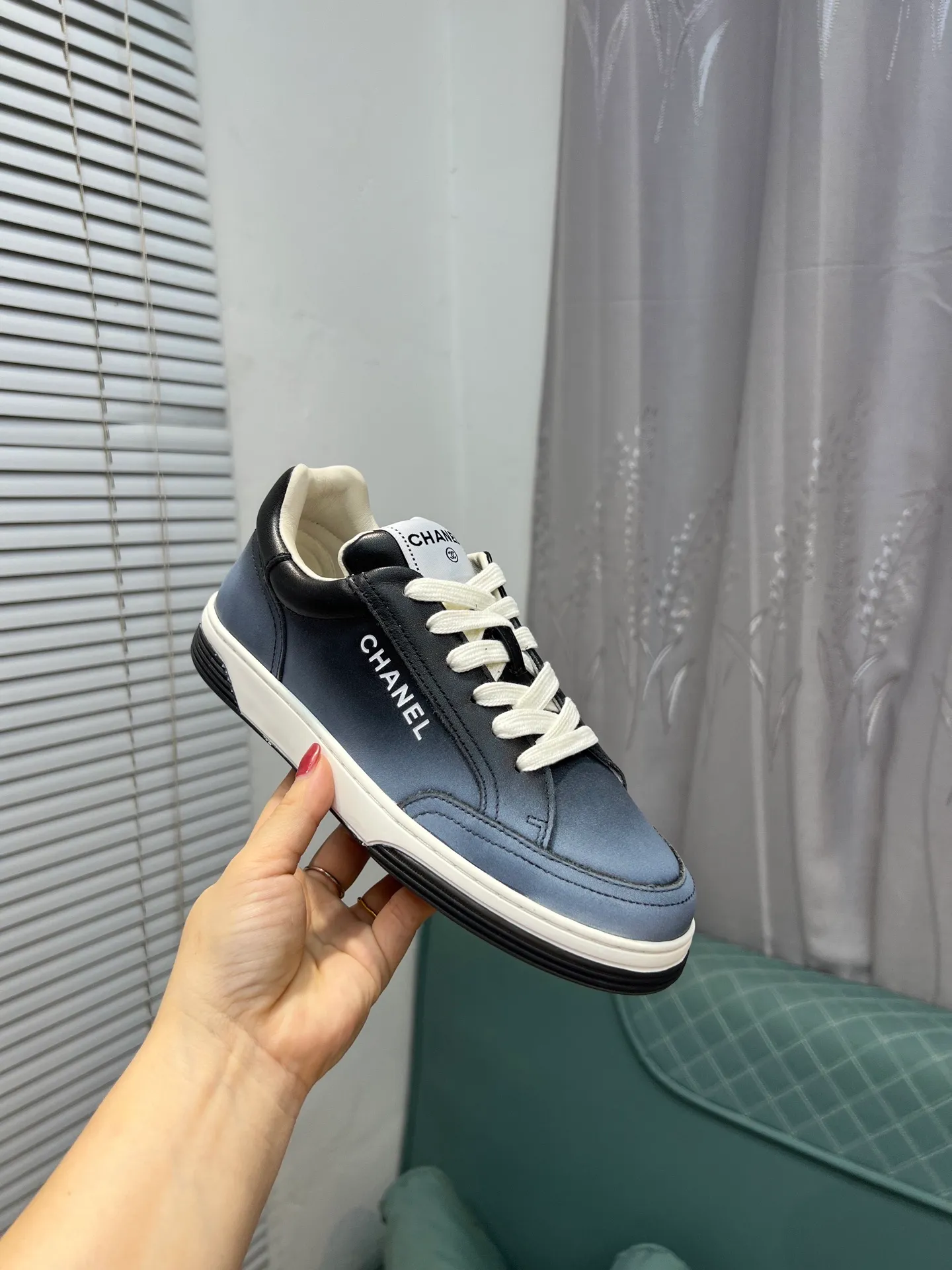 Men's men's shoes💰660 Exclusive real shots (top version) CHANEL Chanel's new panda sneakers Panda shoes Chanel 2025ss color matching thick-soled casual sports shoes sneakers Counter synchronization The counter is very popular Very difficult to buy a shoe The most popular thick-soled panda shoes on the Internet It is obvious that Xiaoxiang control cannot miss it Simple and versatile white shoes that have both good looks and comfort Thick sole increases height, is super versatile and can be worn with eyes closed😍 Whoever wears it will look better. Upper: calfskin. Lining: imported sheepskin lining. Outsole: TPU original outsole. Size: 35-44 (41 for women, 40 for men, custom made).